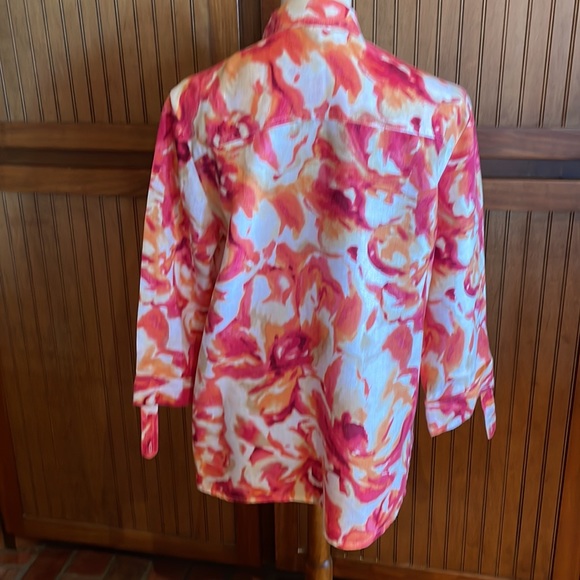 #81, JM Collection, Floral button up top. - Picture 2 of 2
